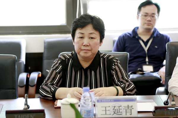 市气象局局长王延青介绍气象工作