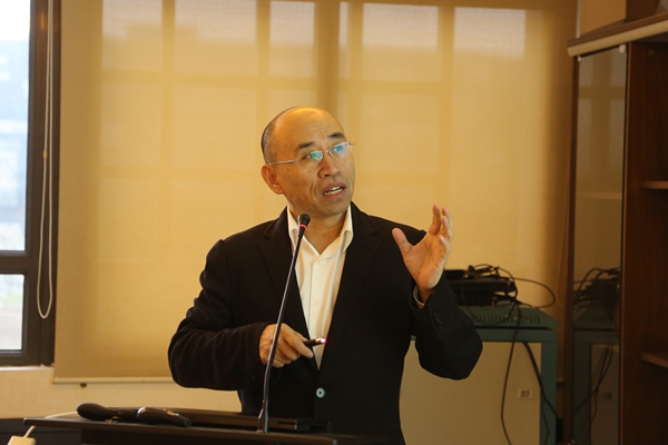 哈工大建筑学院院长,建筑设计研究院院长梅洪元作方案汇报