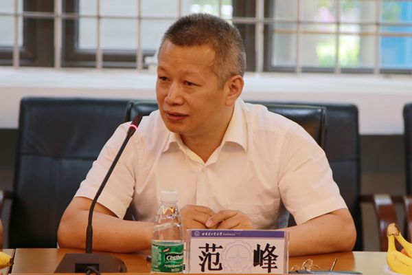 深研院宣(温婷/文 闫佳怡/图)5月9日,哈工大一校三地土木工程学科建设研讨会第五次会议在深研院F栋召开,研讨主题为深研院土木工程专业本科生培养方案建设工作。哈工大原副校长景瑞、深研院副院长刘红军出席,土木与环境工程学院教授会主任滕军主持。 哈工大土木工程学院院长范峰、党委书记邹超英,副院长王玉银、关新春,副书记徐鹏举,哈工大(威海)土木工程系副主任边文凤,深研院土木与环境工程学院副院长肖仪清、刘铁军等土木工程学科教师参加会议。 景瑞表示,本次会议具有重要的意义,哈工大一校三地要共同为土木工程学科的发展做
