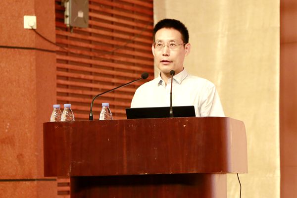 哈工大校长助理,校区筹建办常务副主任甄良作报告