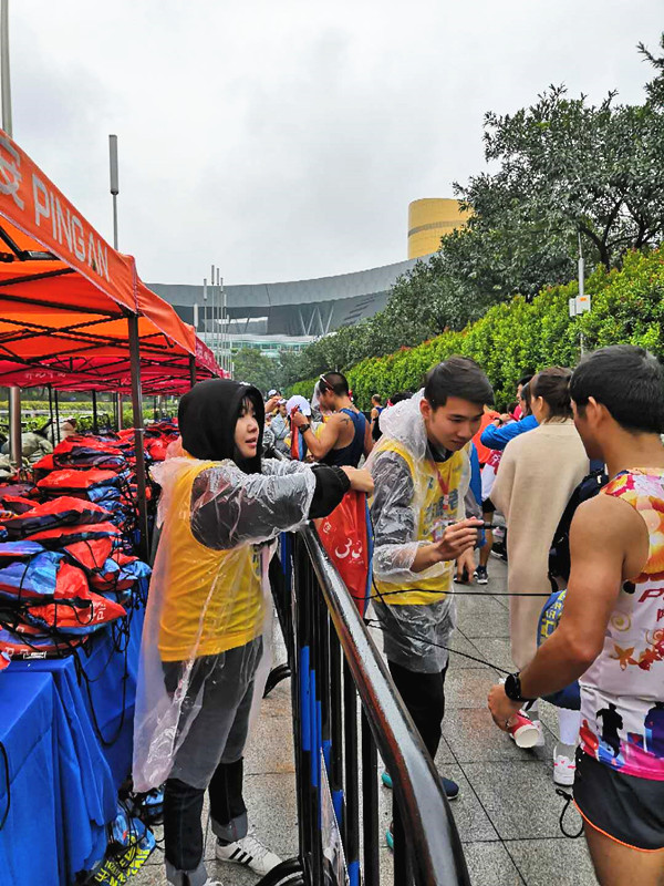 校区志愿者雨中服务现场1_副本.jpg