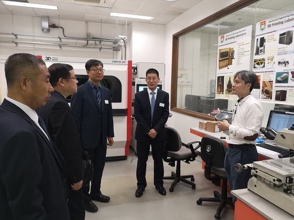 1.代表团参观香港大学工程学院实验室.jpg