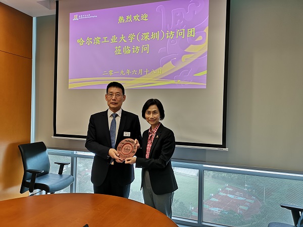 4.甄良副校长与香港中文大学协理副校长王淑英教授合影留念.jpg
