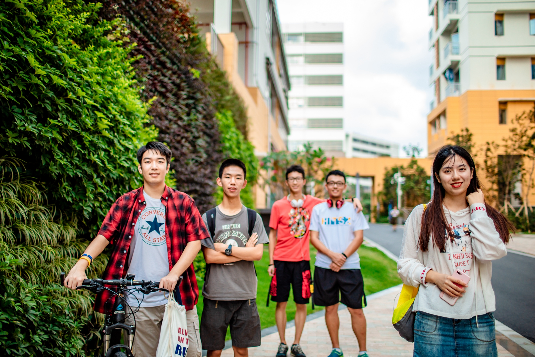 哈工大（深圳）学子在学生宿舍前合影.jpg