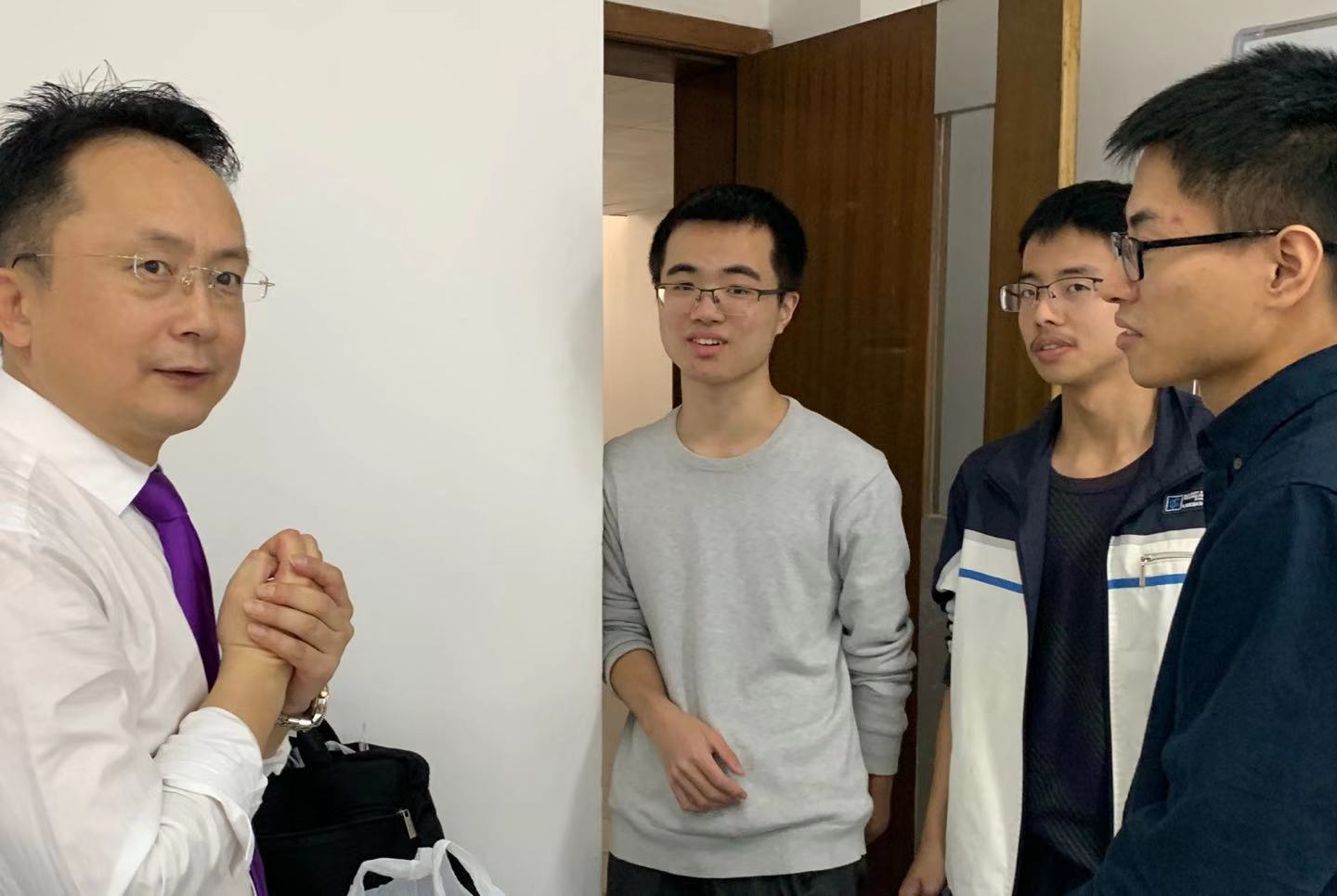 回访队员与指导老师交流.jpg