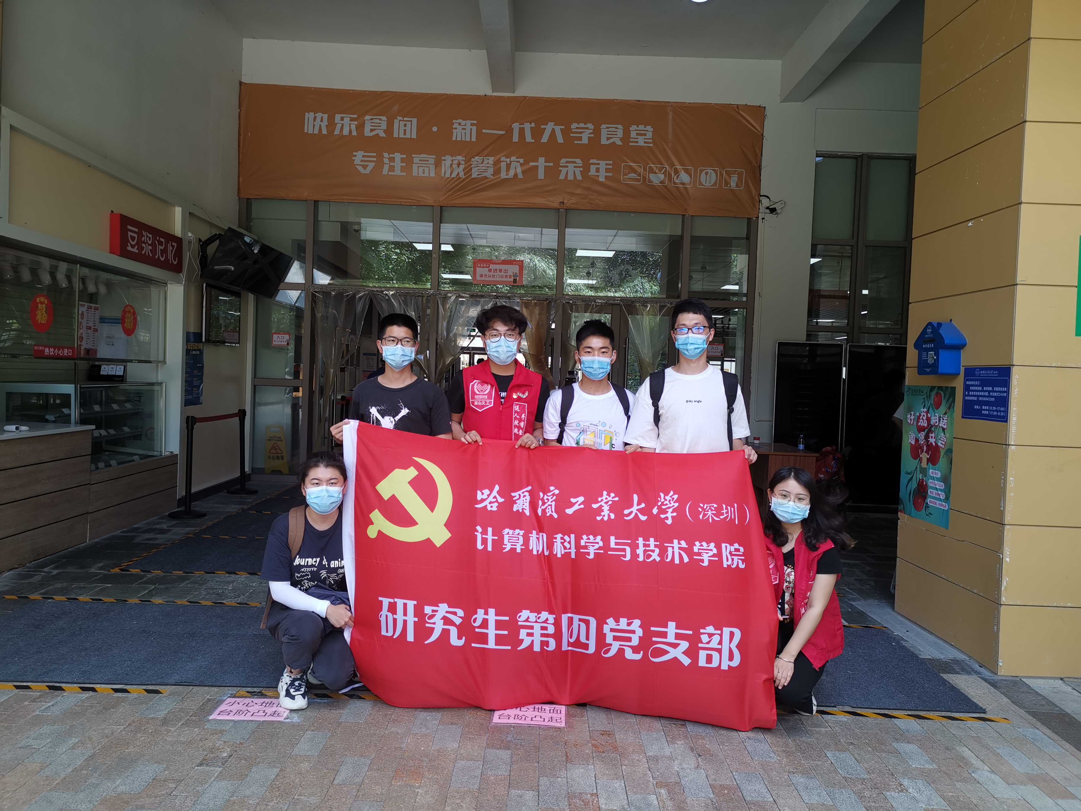 参与活动的部分志愿者合影.jpg
