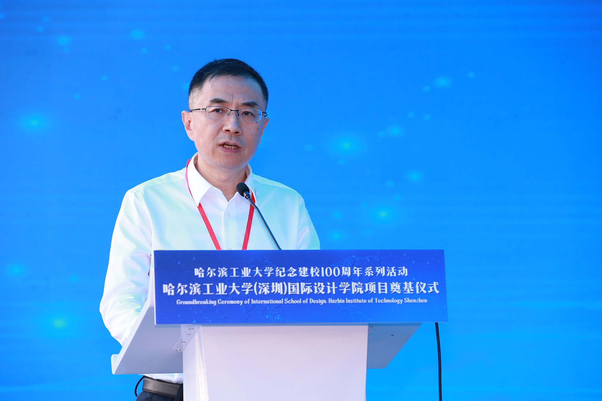 2.深圳市建筑工务署副署长李卓讲话.jpg
