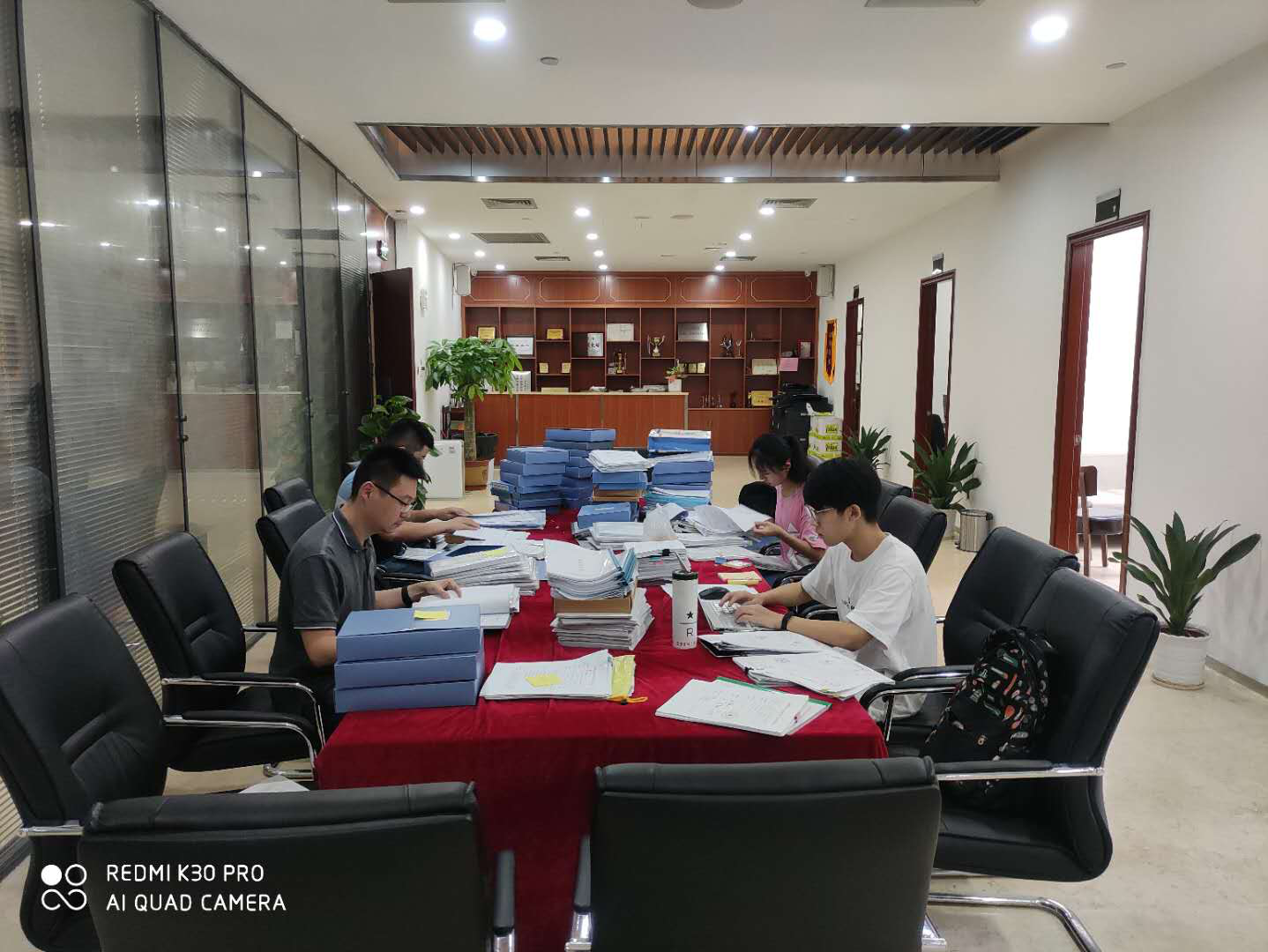 志愿者在桃源街道街区建设部协助档案整理工作.png