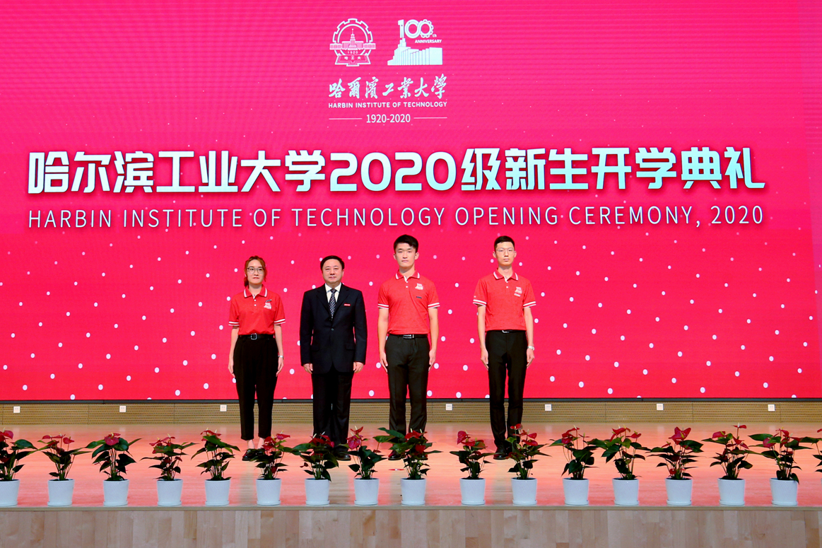吴书记为新生佩戴校徽.jpg