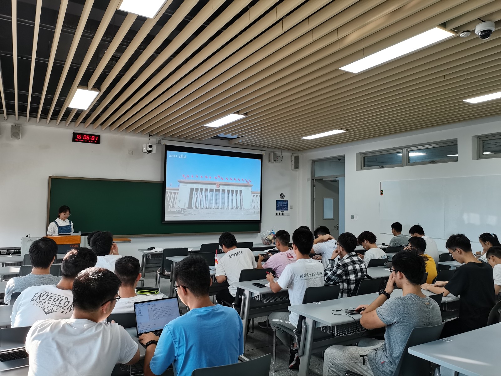集体观看五中全会介绍视频.jpg