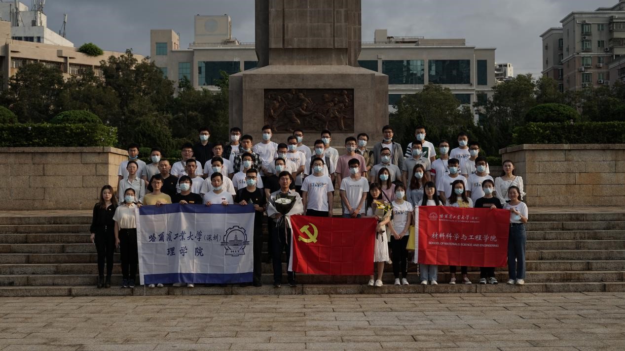 纪念碑前合影.jpg