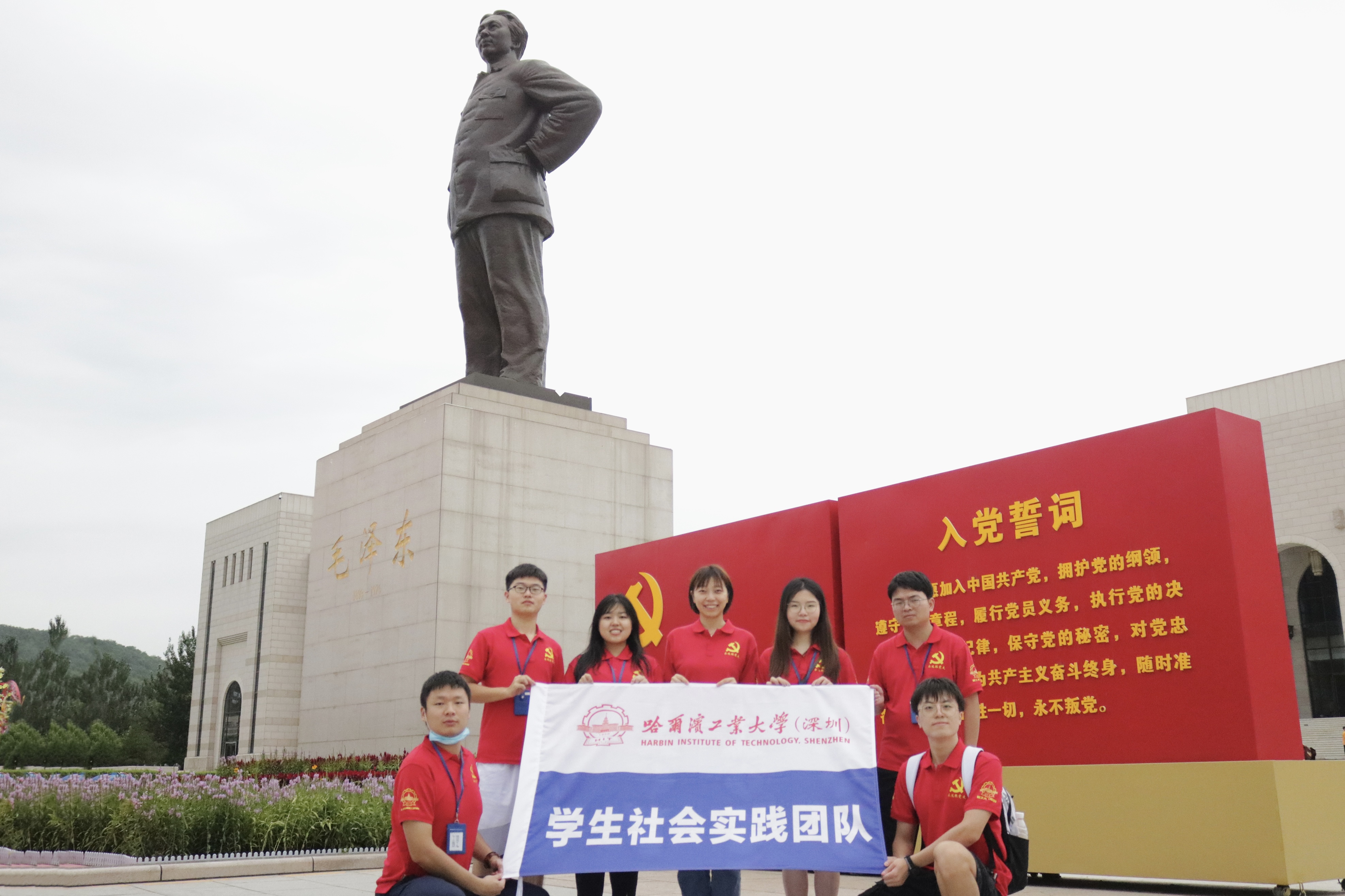 图二 实践团在延安革命纪念馆前合影.jpg
