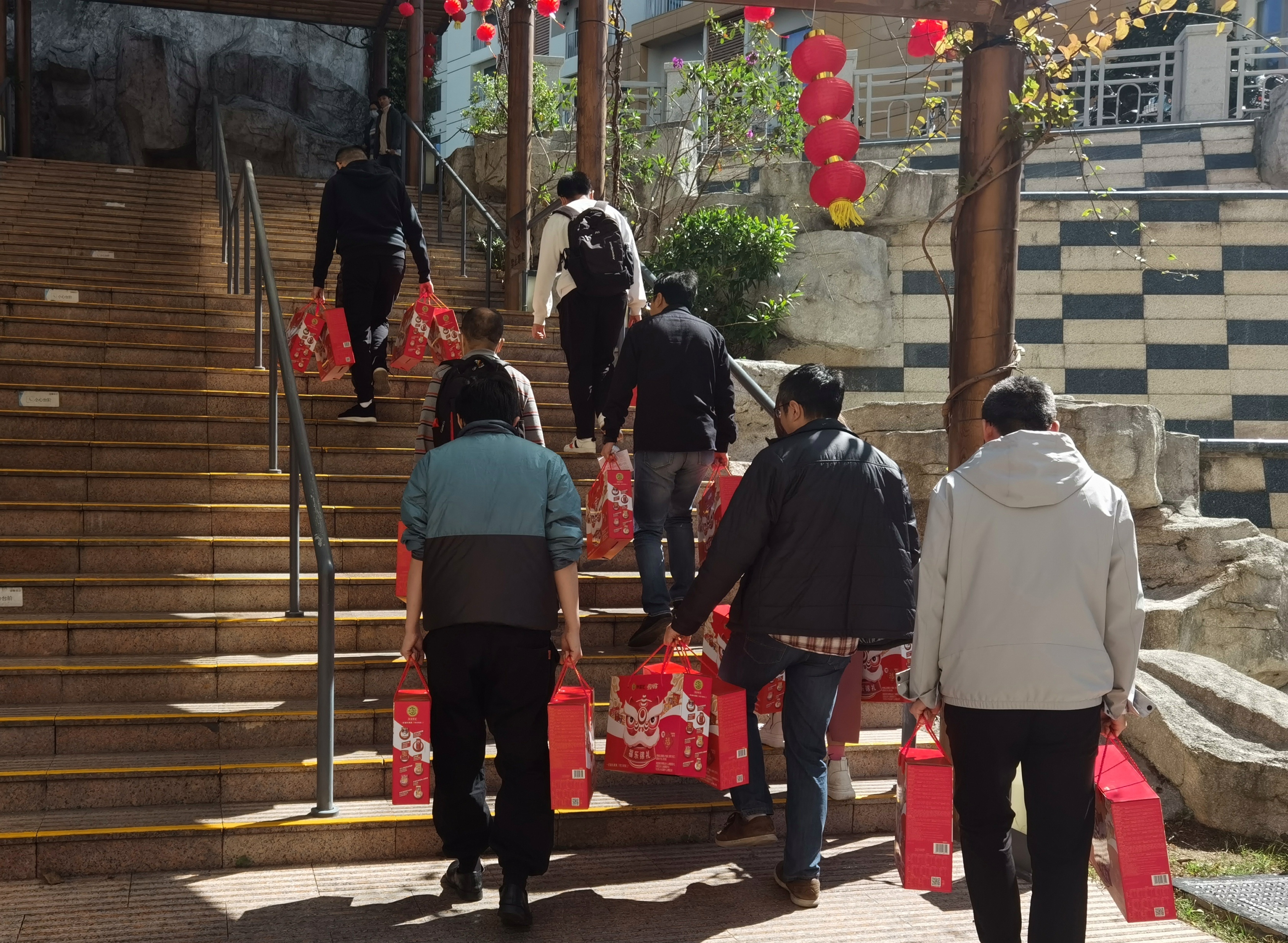 2提着新年礼包出发.jpg