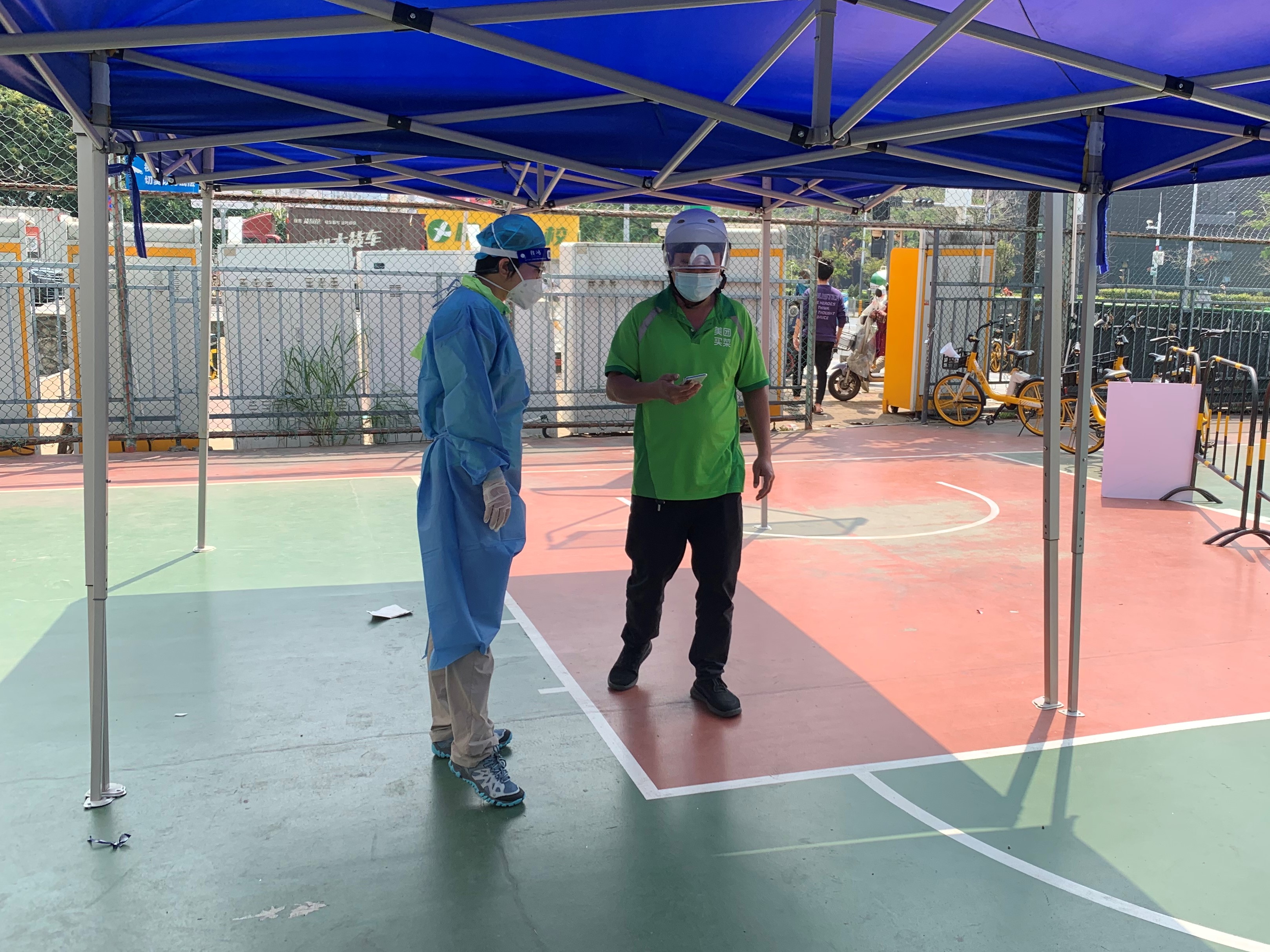 李昕参与坂田街道五和社区抗疫活动.jpg