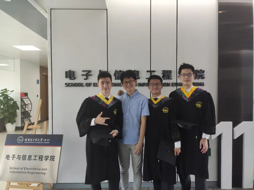 与深圳校区第一届本科毕业生的合影（左二）.jpeg