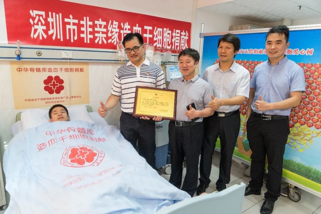 刘尊佳（右一）探望深圳高校在校生首位造血干细胞捐献者——孟煜彬.jpeg