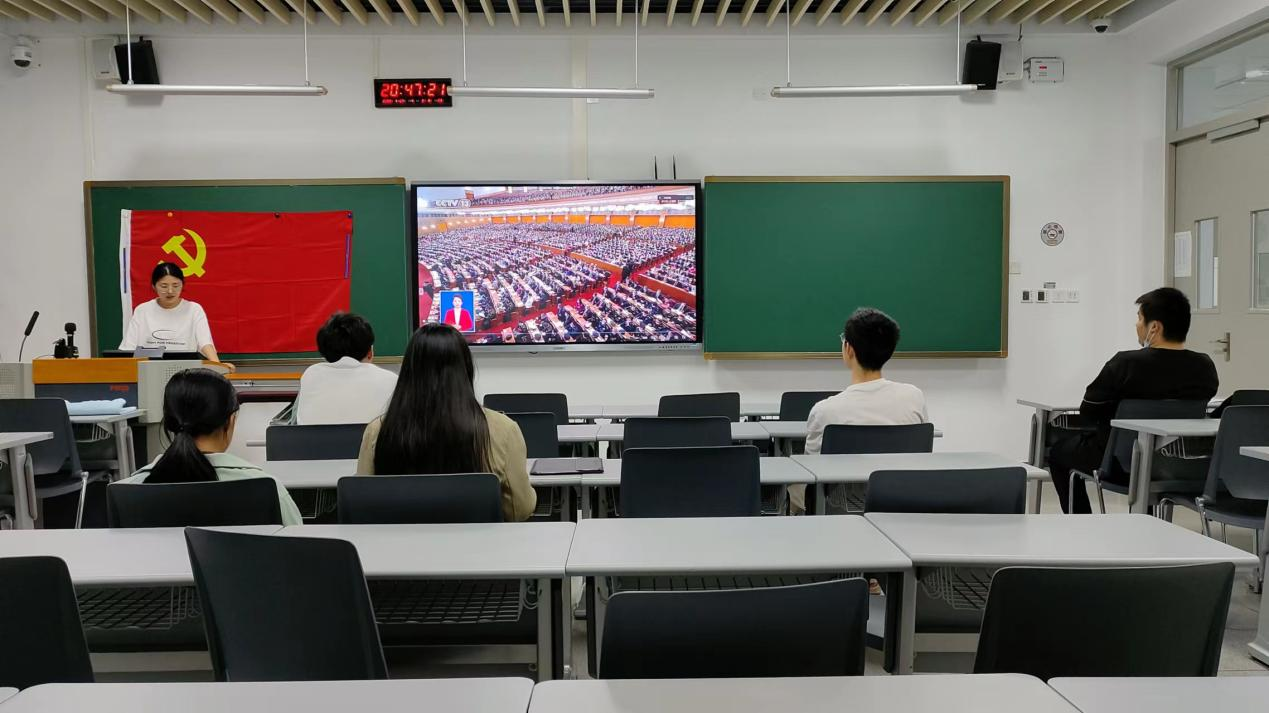 支部党员观看《习近平在第十四届全国人民代表大会第一次会议上的讲话》.png
