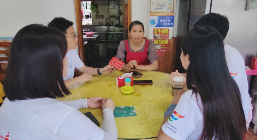 团队成员采访农家乐村民.png
