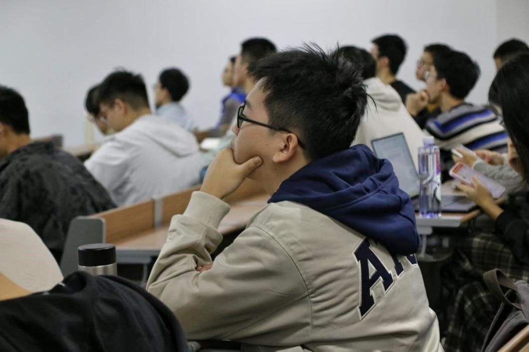 同学们积极参与互动问答环节.jpg