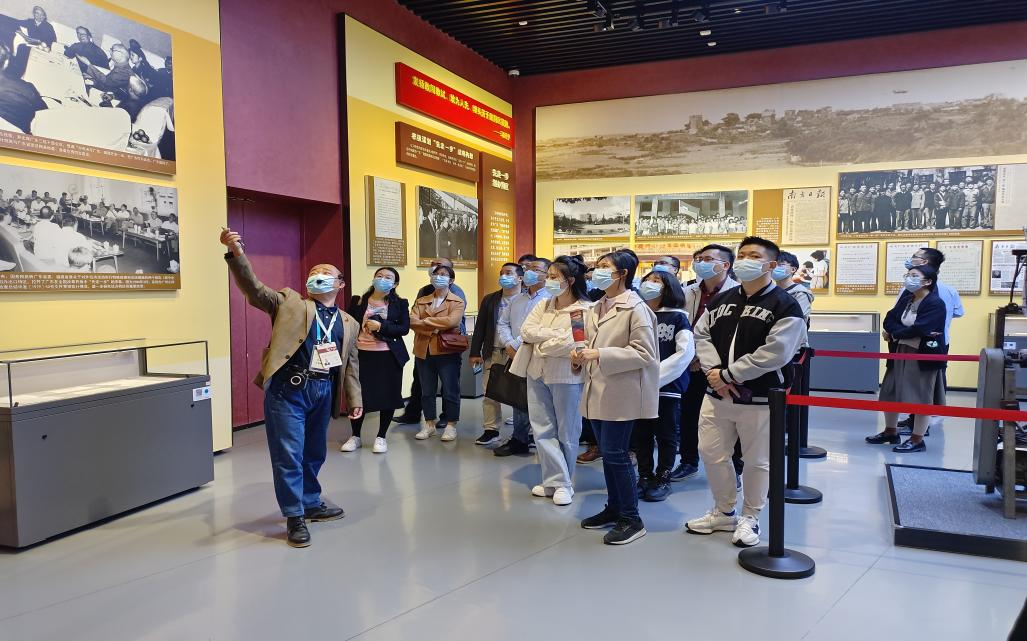 1679988859092088896.png 全体党员参观展览“敢为人先 勇立潮头”.png