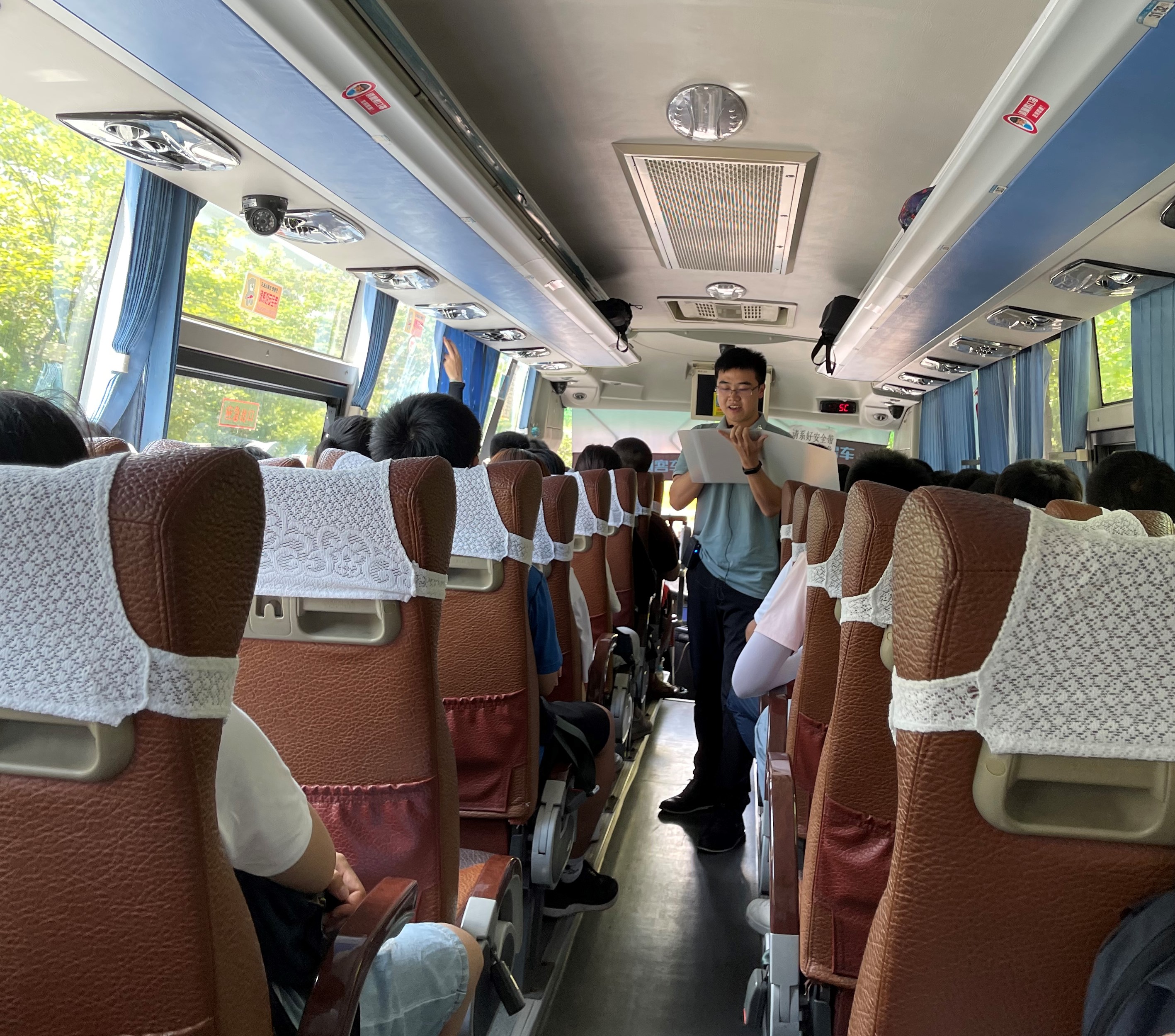 图2 宣传委员李洁讲解东江纵队历史背景.jpg