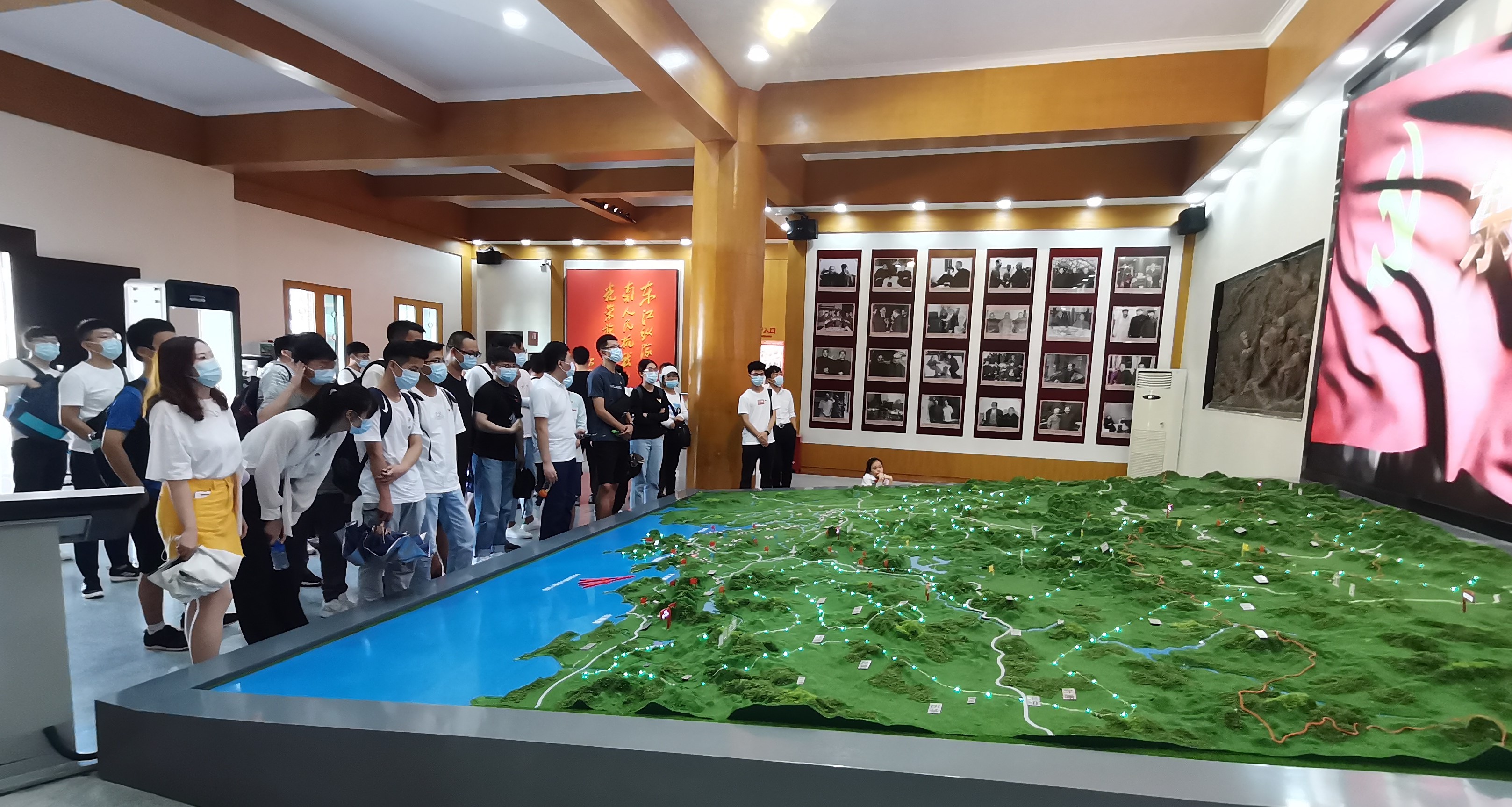图3 参观东江纵队展馆大厅.jpg