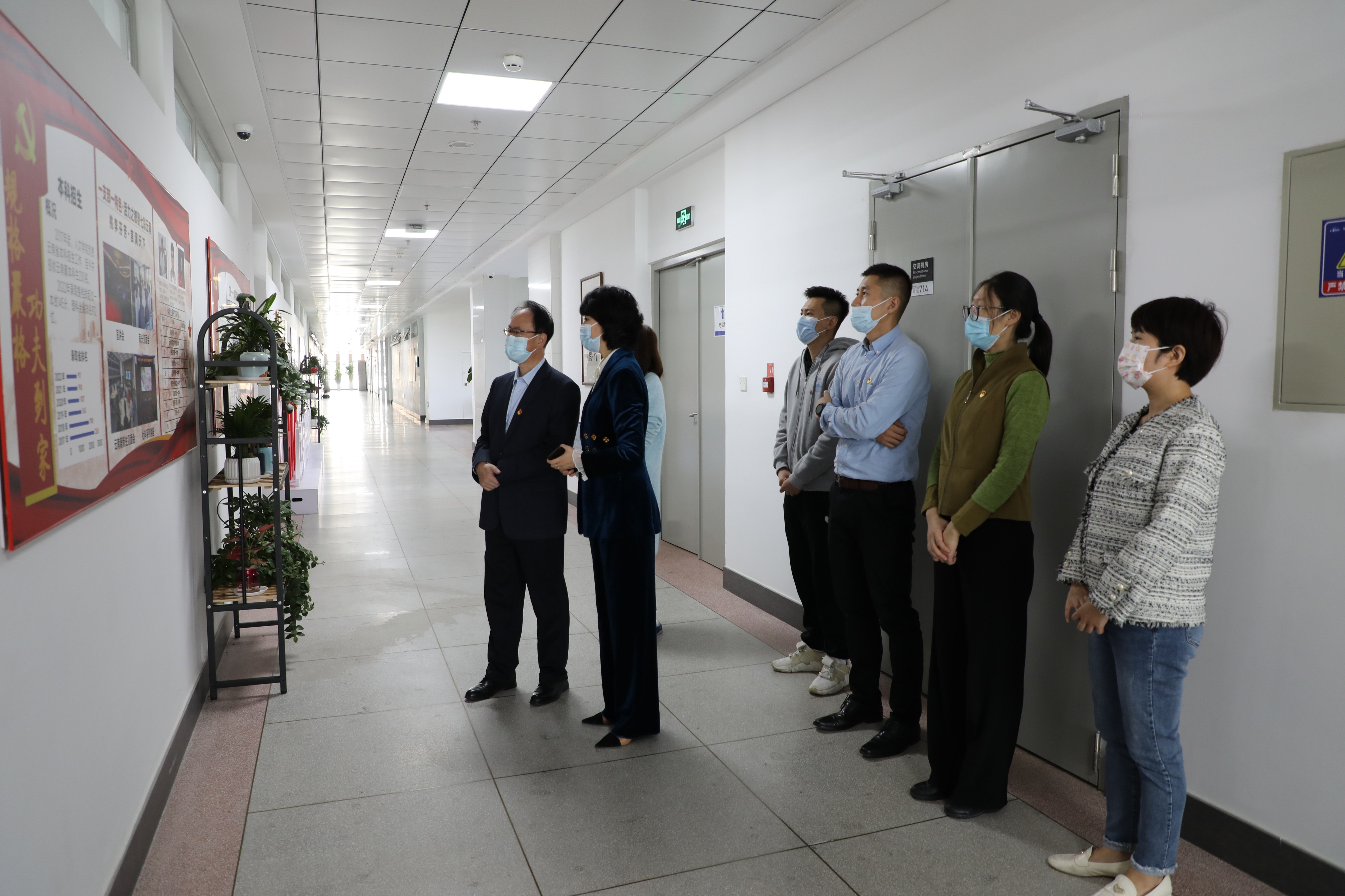 1671152095308032481.jpg 黄校长一行参观学院党建展示墙.jpg