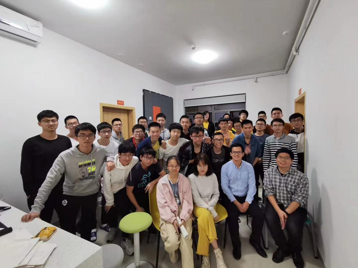 1672218574717079925.jpeg 在宿舍和学生谈心谈话.jpeg