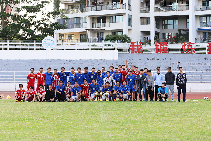 1512696300144023203.jpg 体育文化节足球赛冠亚季军合影.jpg