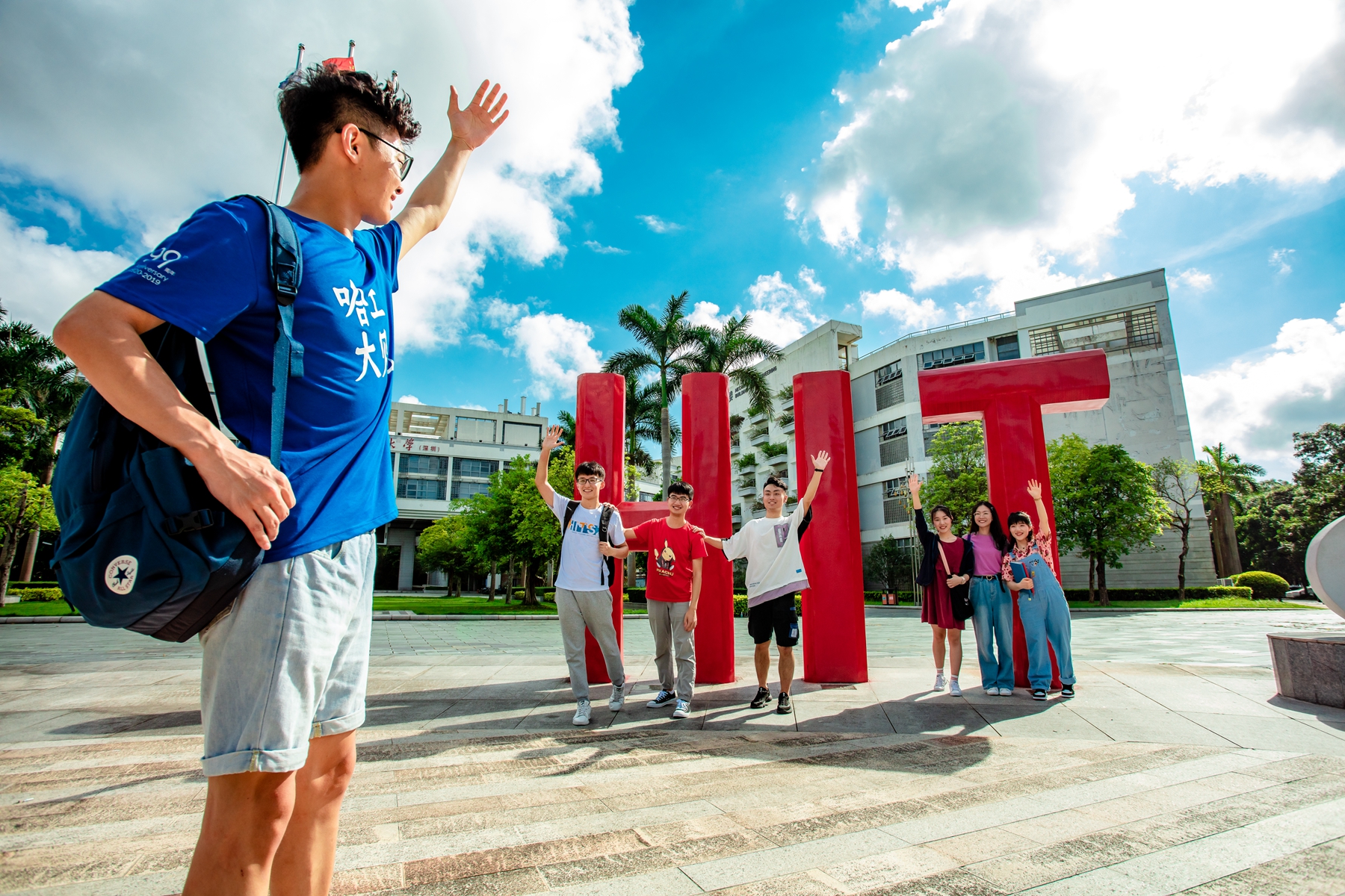 哈工大（深圳）学子在HIT广场前合影.jpg