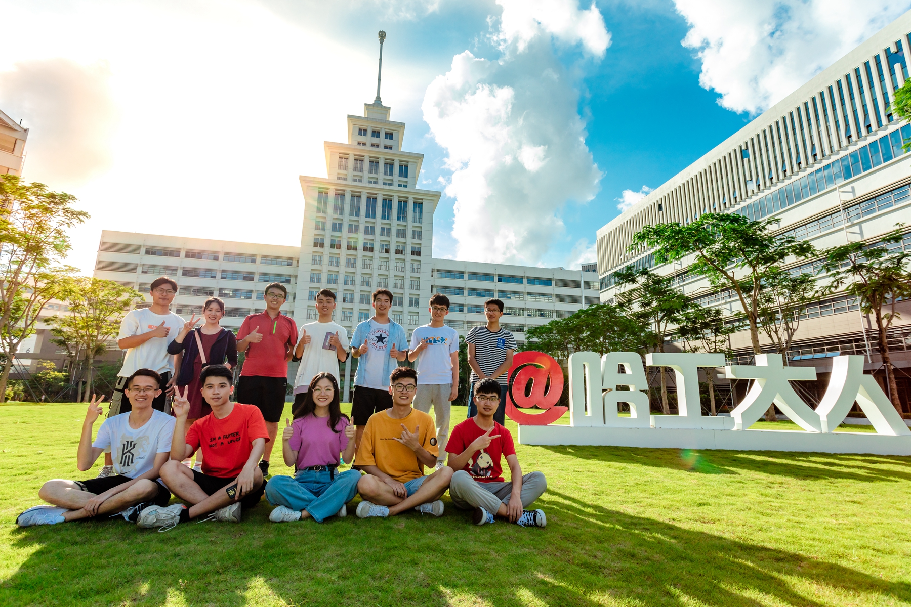 哈工大（深圳）学子主楼前合影1.jpg