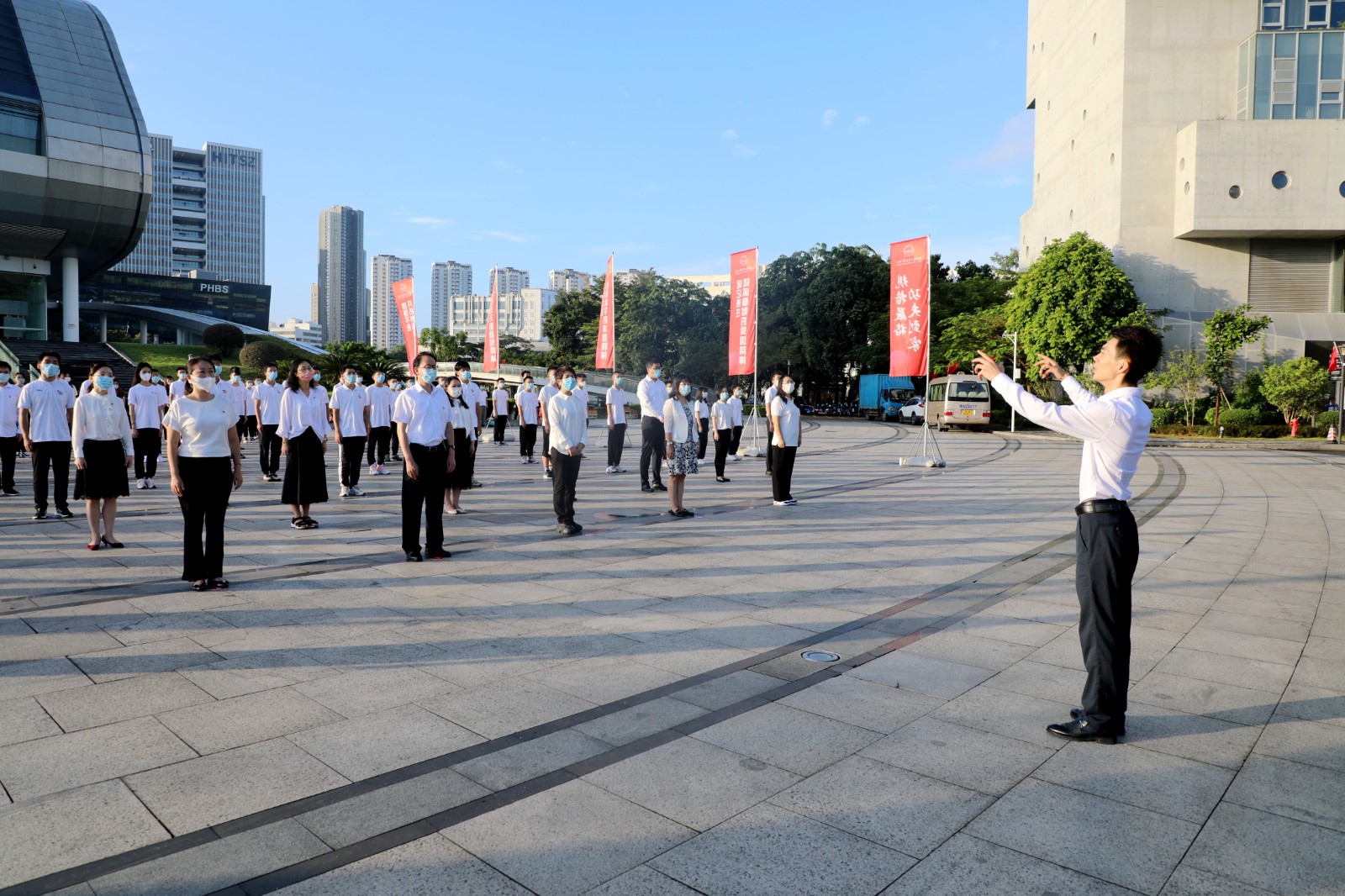 1664592063771063433.jpg 合唱我和我的祖国.jpg