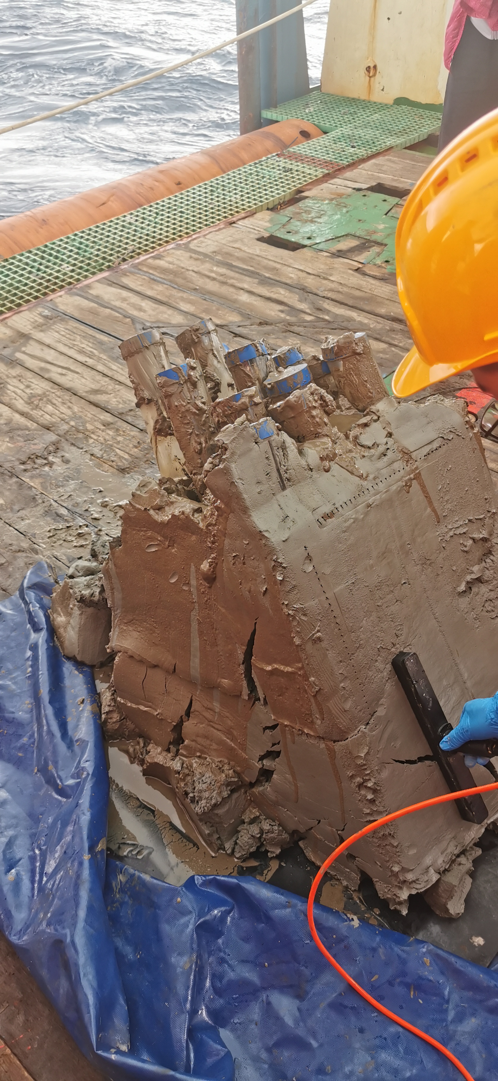 图4    从1400米深海底用箱式取样器取出的块状洋泥和管状洋泥现场照片.jpg