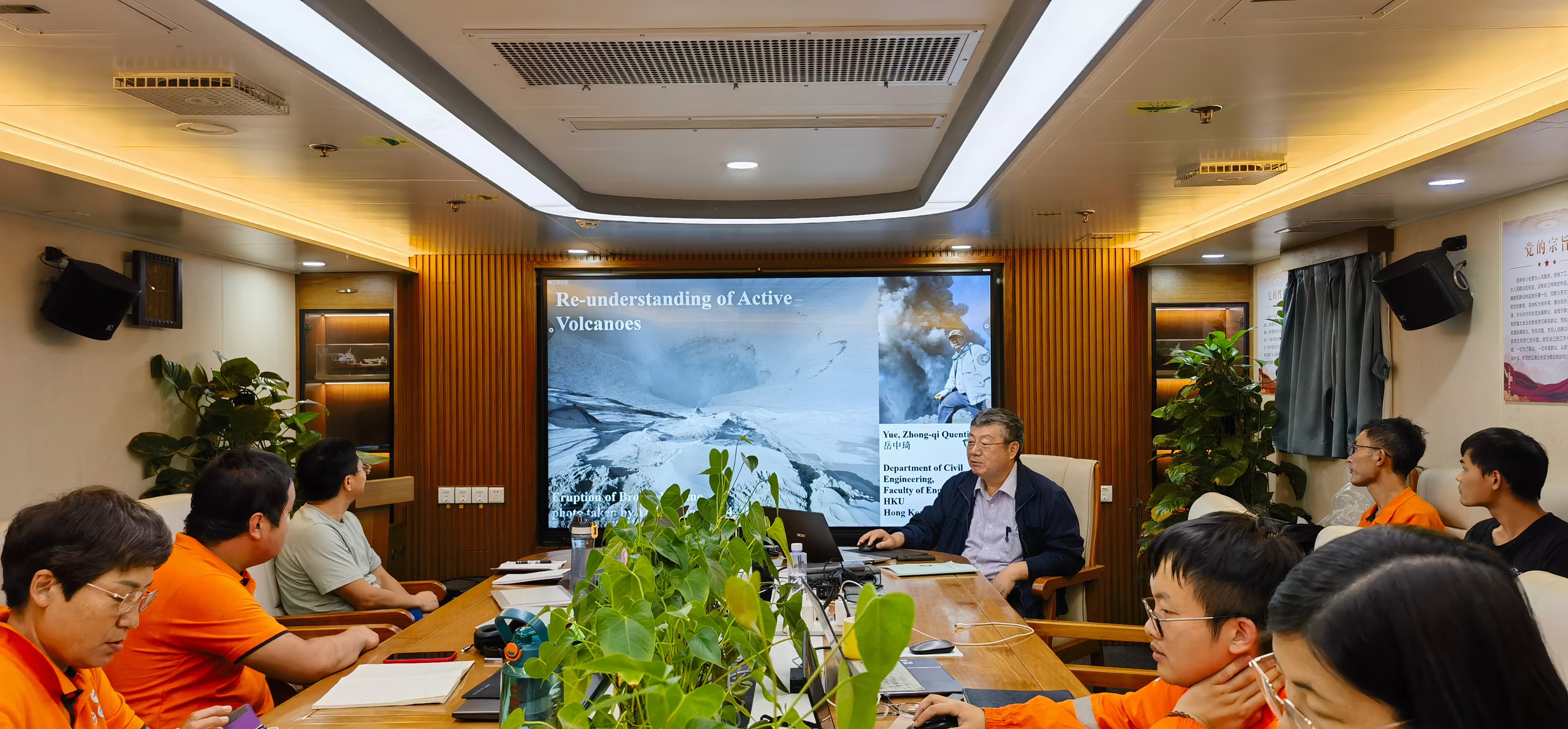 图7    岳中琦在科考船上向科考成员介绍他创建的新火山成因机制理论.jpg