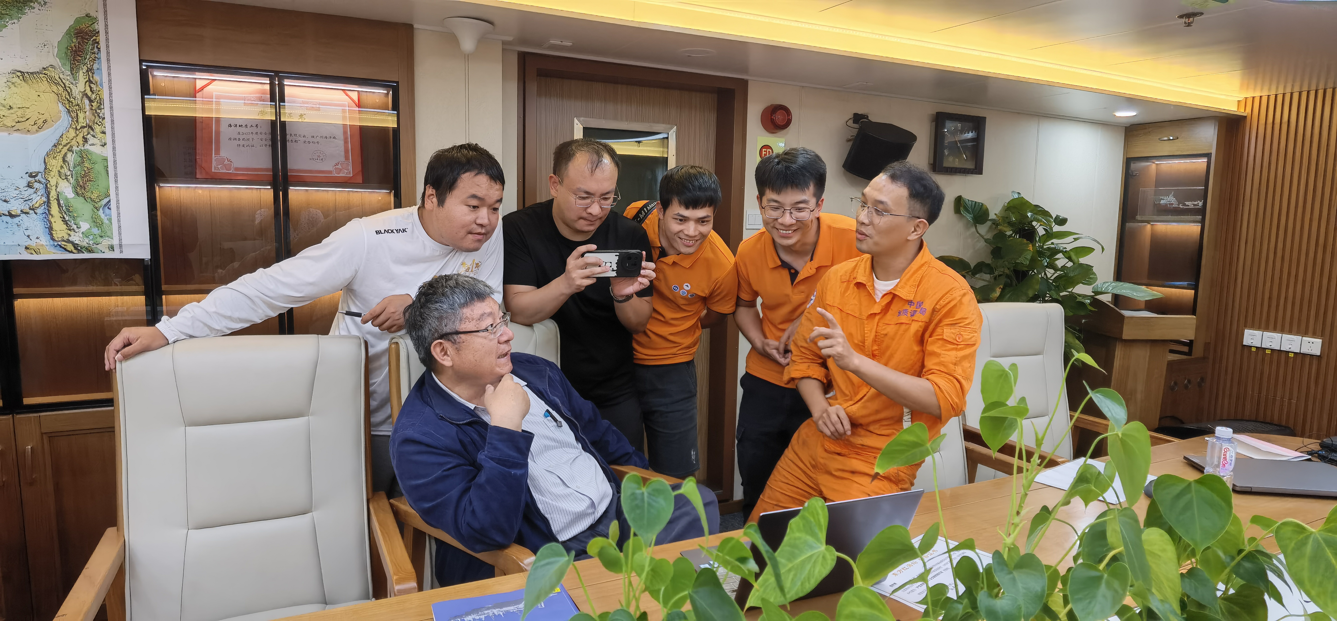 图8    岳中琦在科考船舱与年轻科技人员进行热烈科学讨论现场.jpg