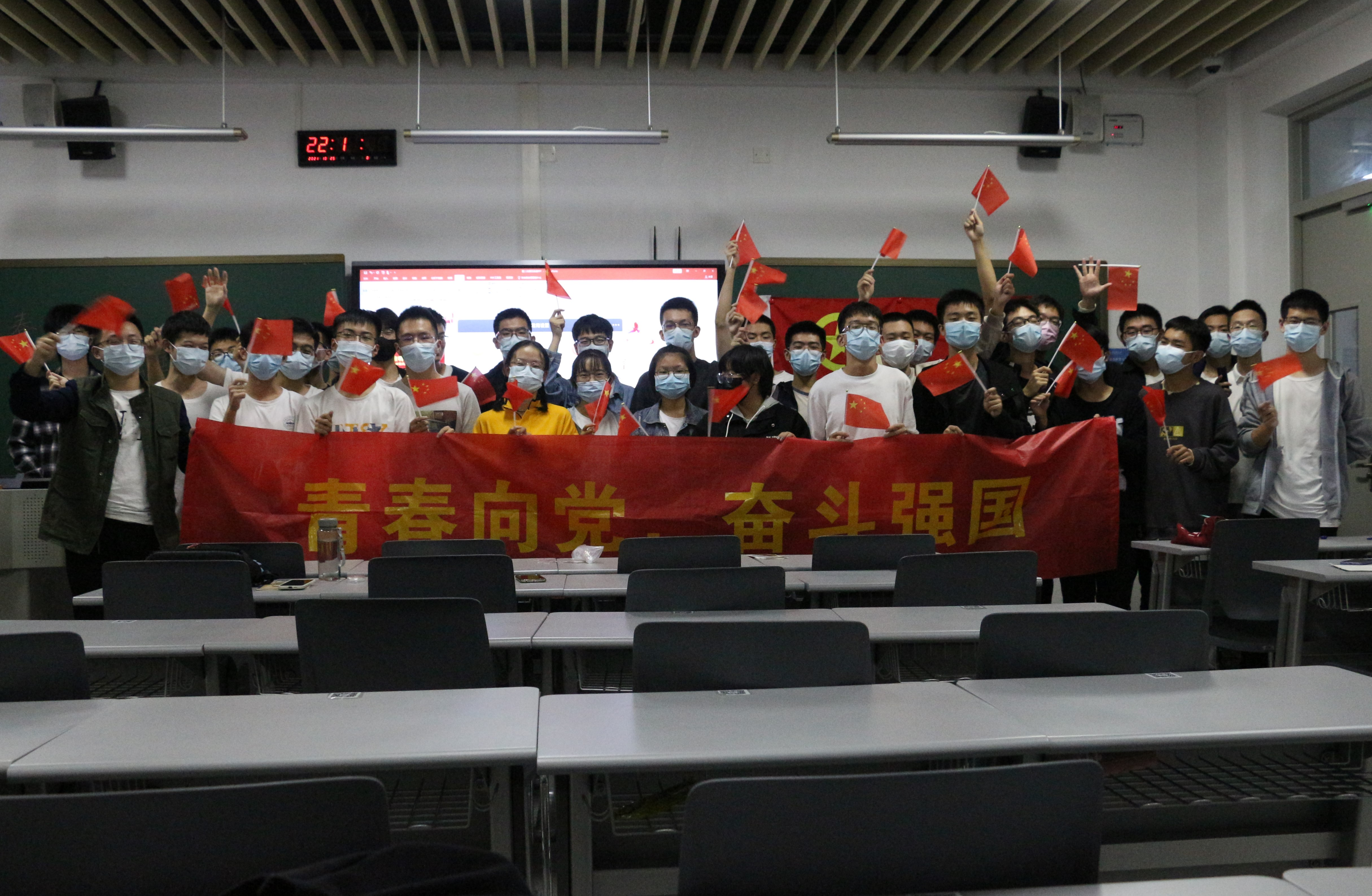 图片7 校内团日活动合影.jpg