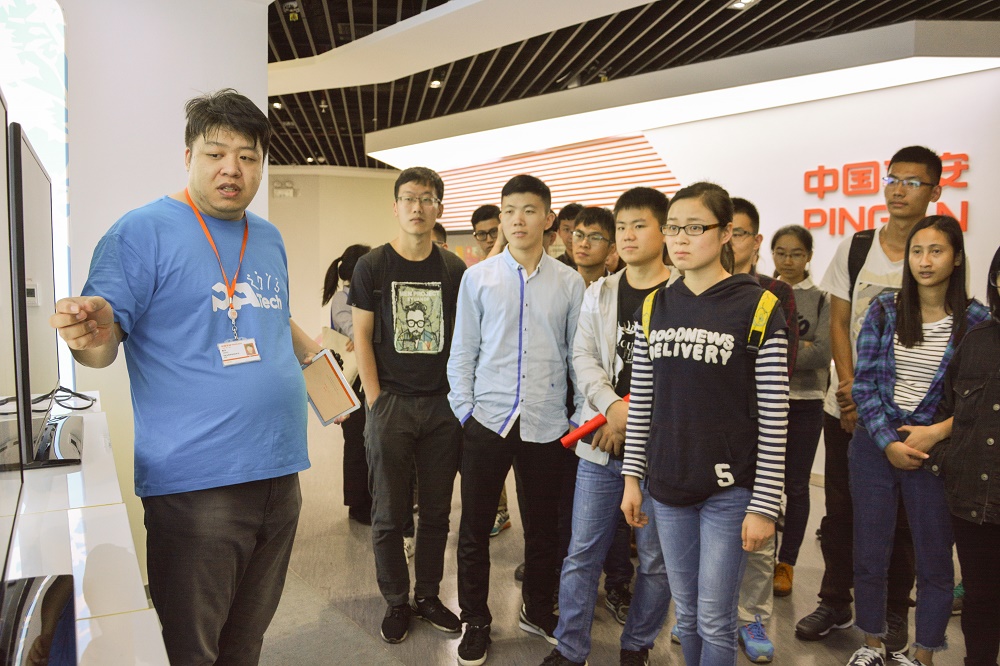 1512953994004038350.jpg 工作人员讲解.jpg