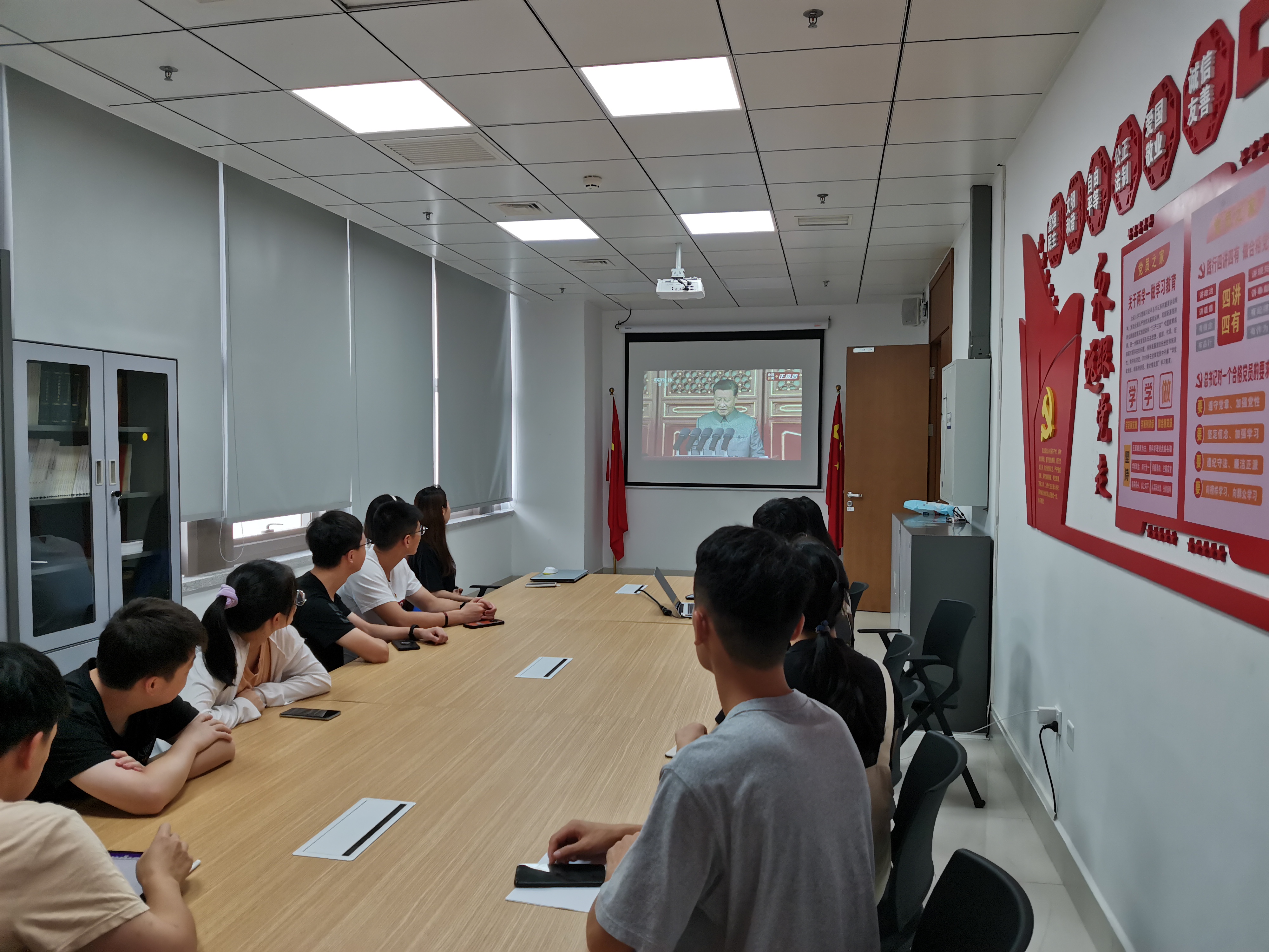 图1 党员代表认真聆听习近平总书记讲话.jpg