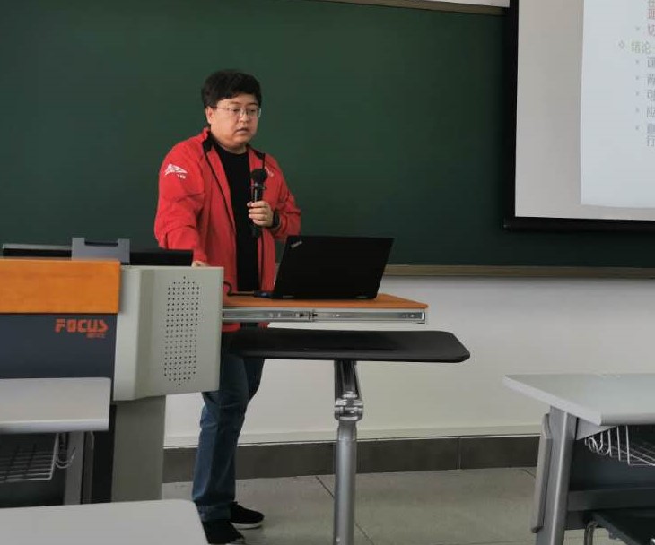 讲座中.jpg