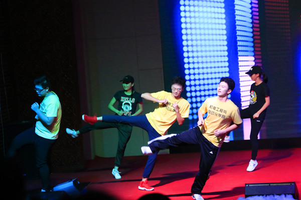 1546849347074044639.jpg 4集体舞蹈 爱我你怕了吗_小图.jpg