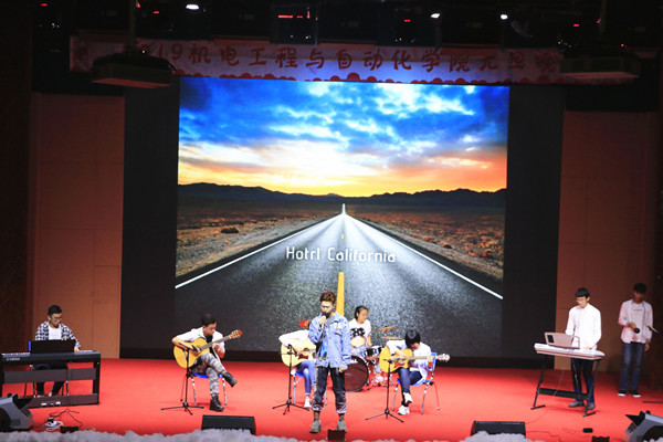 1546849438616017214.jpg 6乐队 加州旅馆_小图.jpg