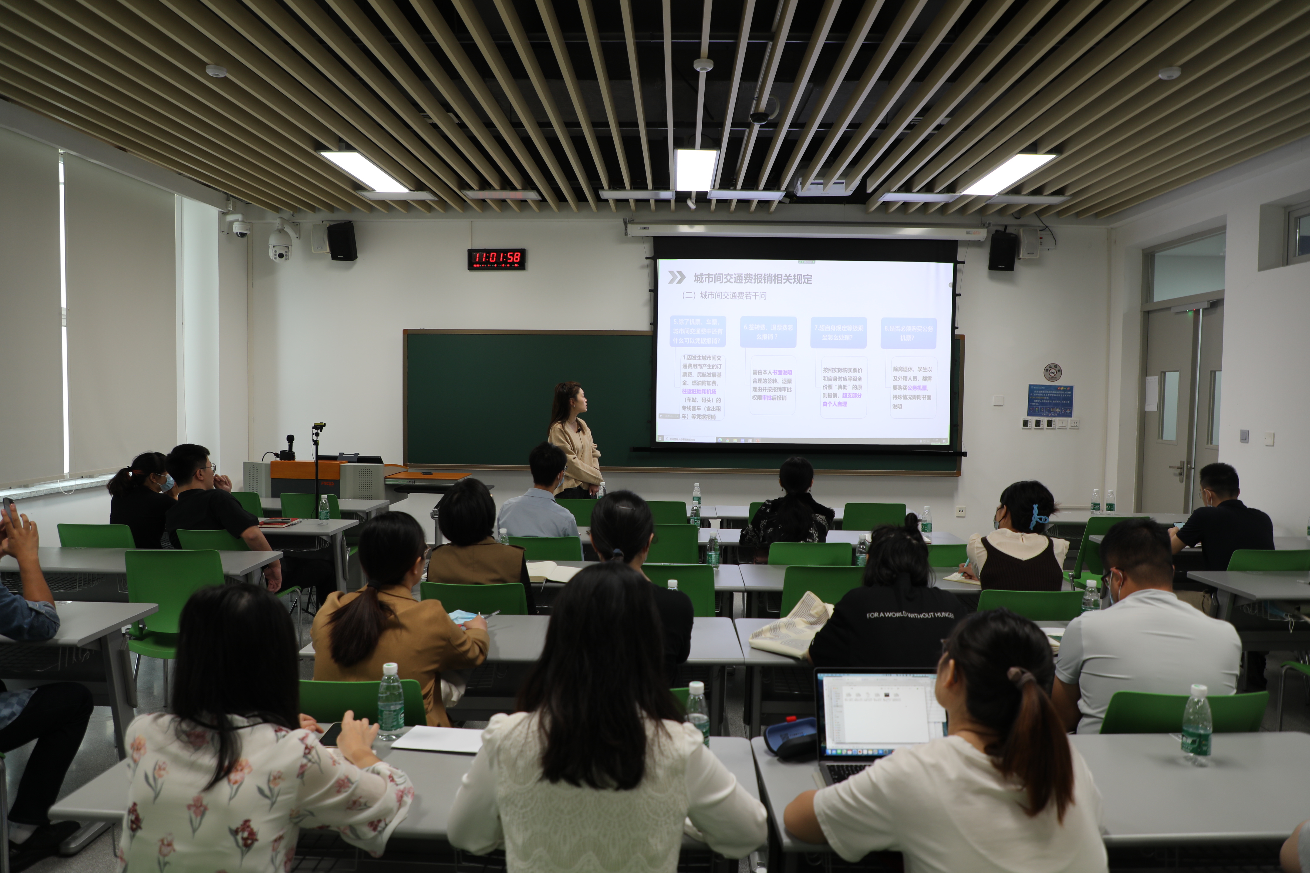 1667995645309003140.jpg 女老师远景.jpg