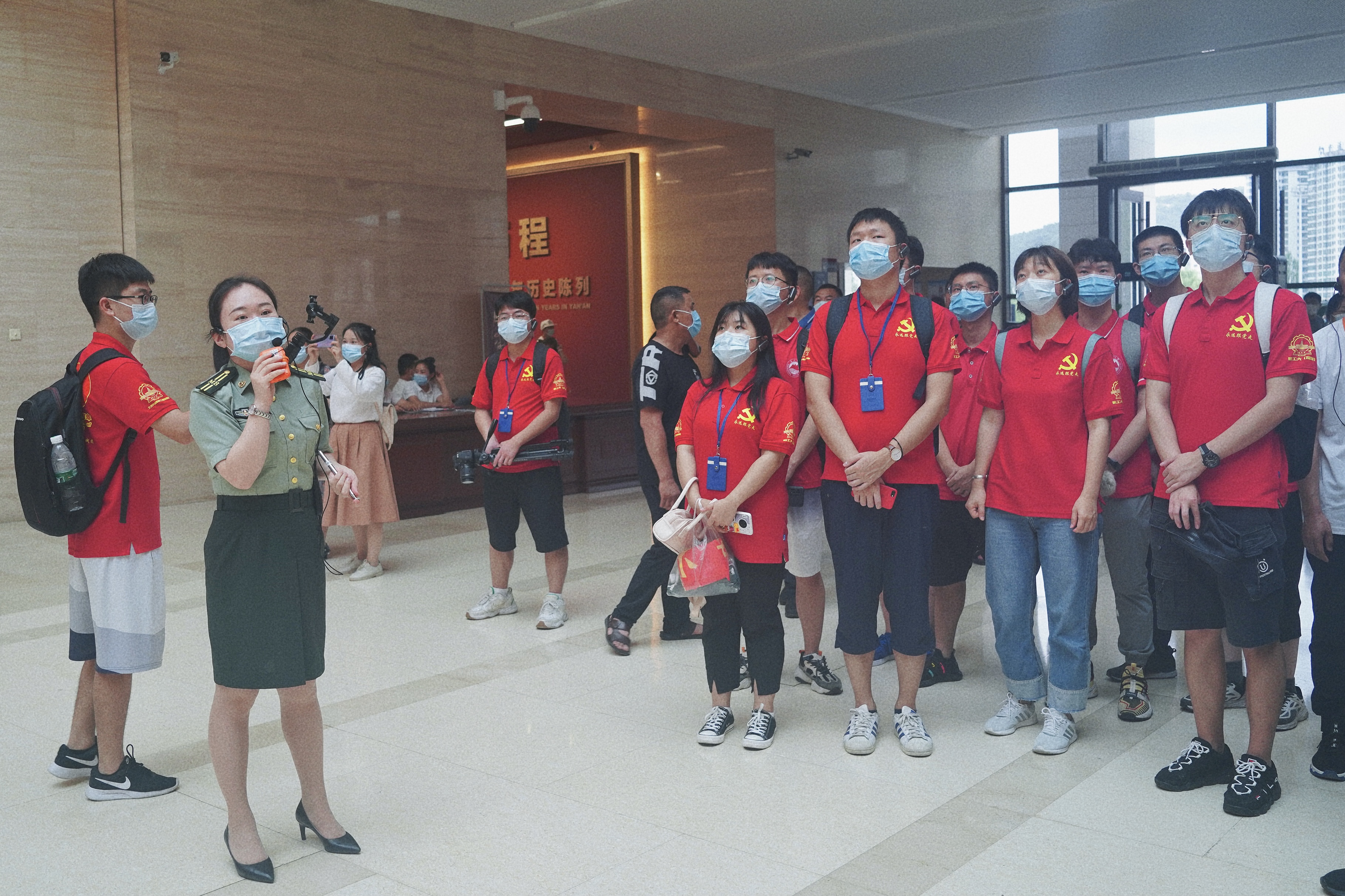 图一 队员们同东北大学实践团在延安革命纪念馆聆听讲解.jpg