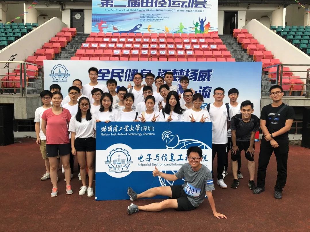 1672211817905086007.jpeg 在校区运动会上和班级同学的合影(中).jpeg