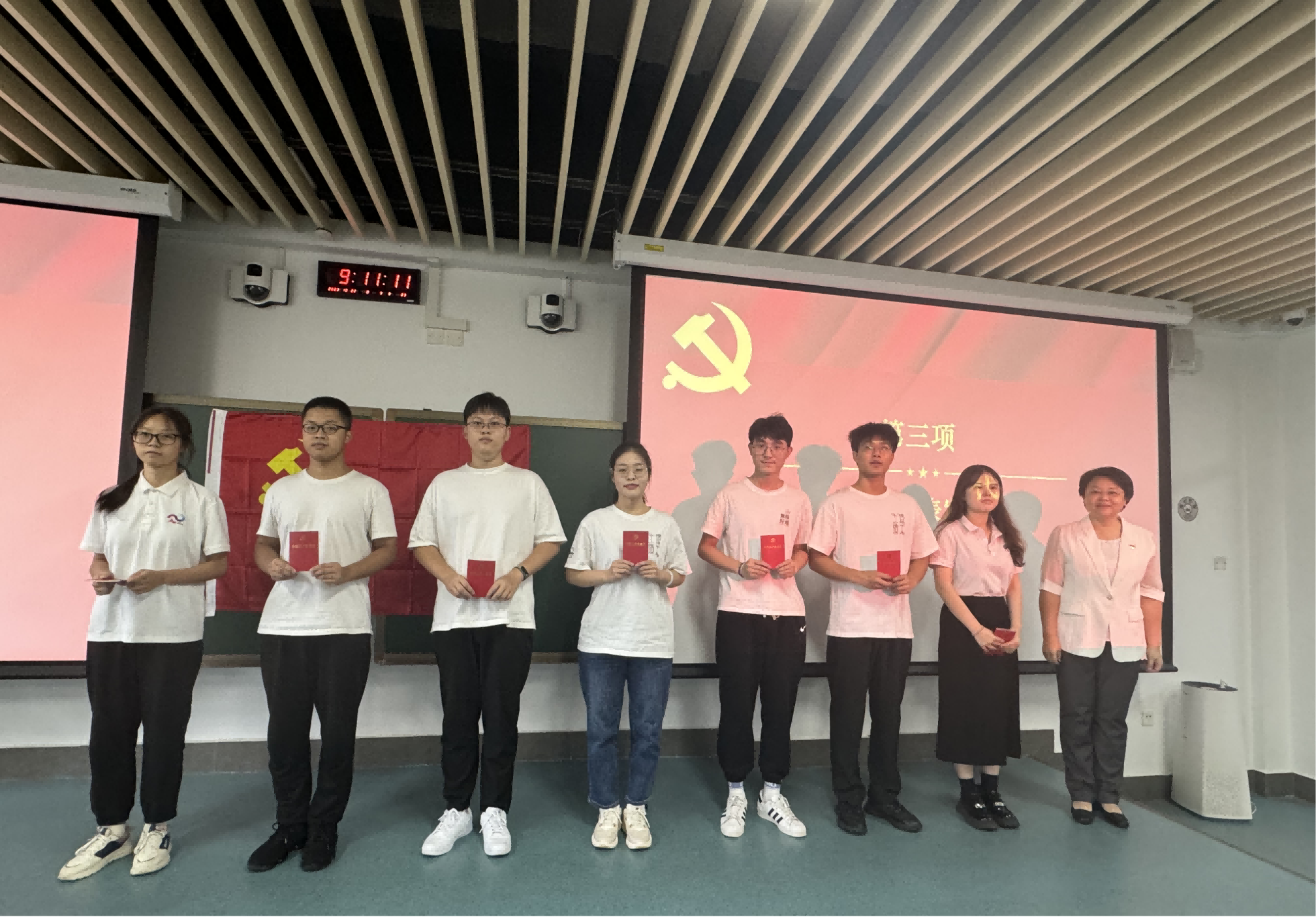 土环学院党委副书记曹罡为学员代表发放党章.png