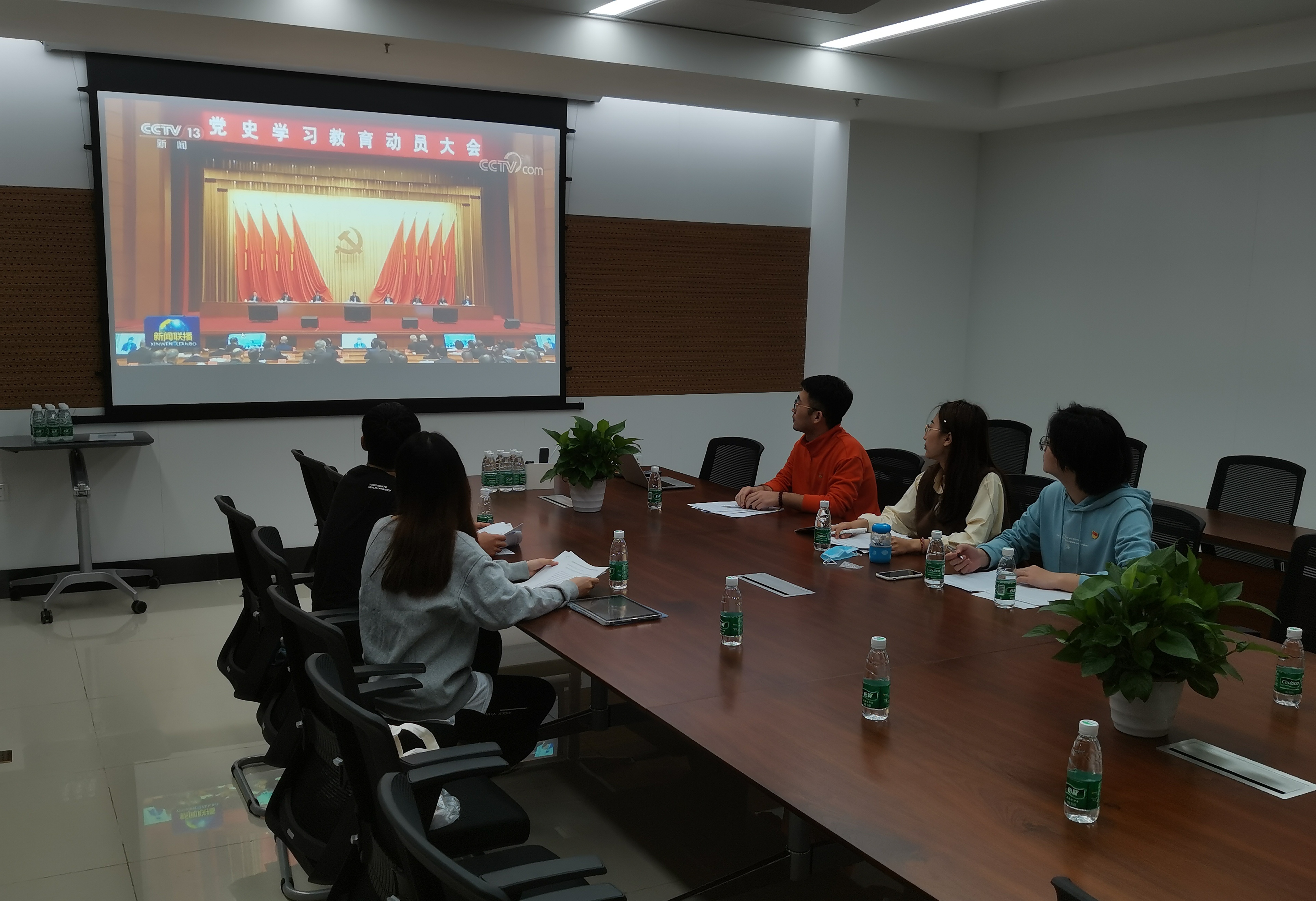 图2 集体观看新闻报道视频.jpg