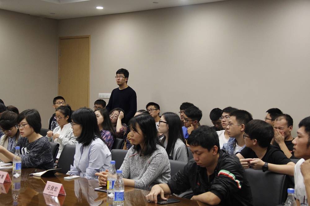 1512369532035007135.jpg 学生提问交流.jpg