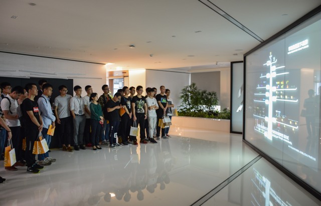 8 参观展示厅.jpg