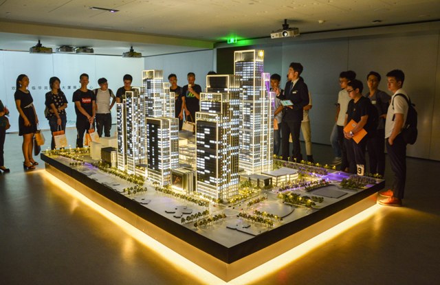 9 参观展示厅.jpg