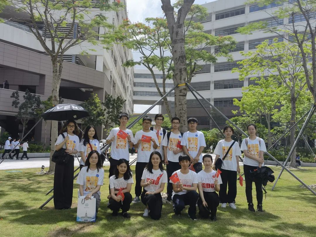1672215537971047928.jpeg 林晓玲(前排右三)组织学生开展活动.jpeg